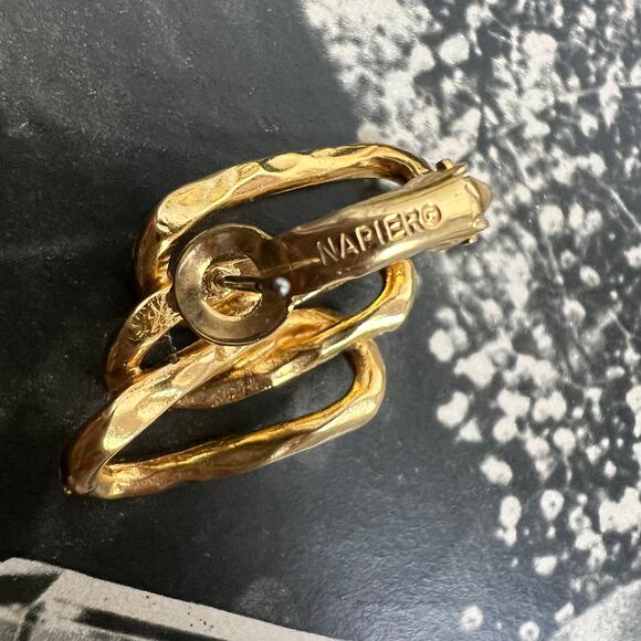 NEW Vintage 80s Napier Signed Gold Tone Interlocking Loops Omega Clip Earrings - Picture 6 of 9